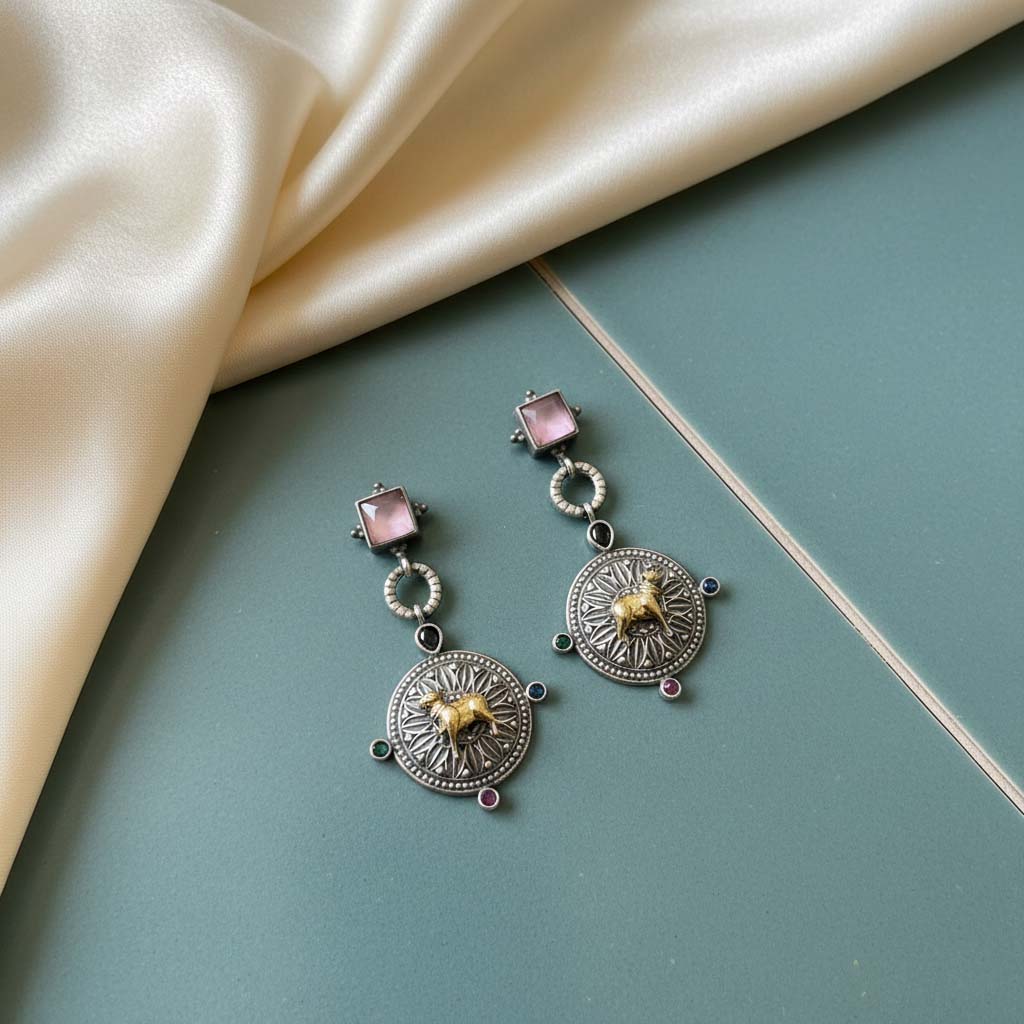Hellrosa oxidierte Ohrringe mit sanfter Zweiton-Eleganz für anmutiges ethnisches Styling