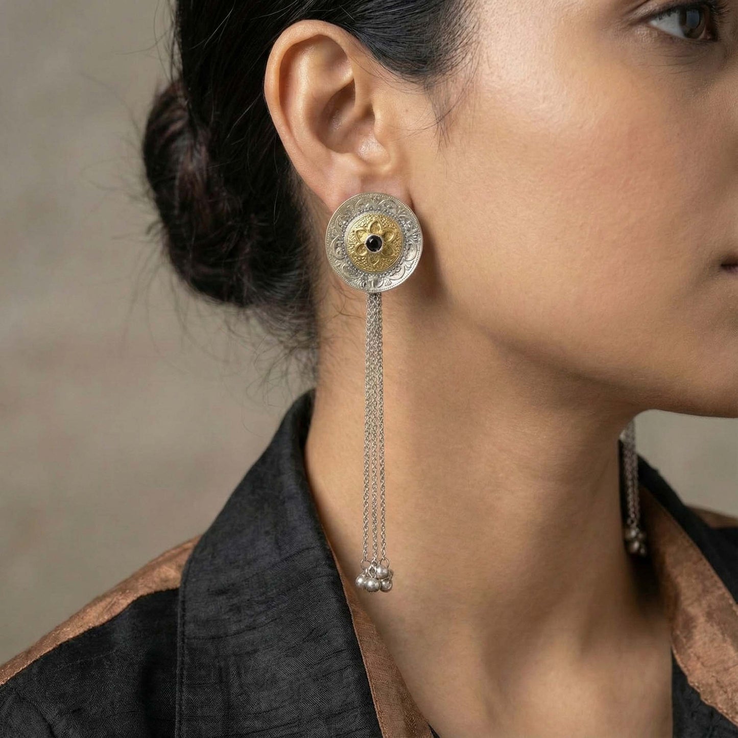 Schwarz oxidierte Ohrringe mit auffälligem zweifarbigem Kontrast, ideal für mutige Fashion-Statements