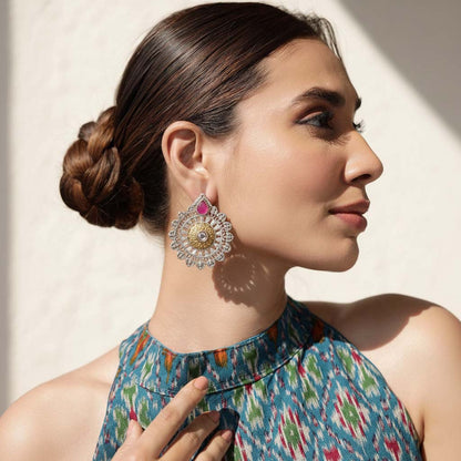 Rani-farbene, oxidierte Ohrringe mit zweifarbigem Finish, ideal für elegante ethnische Feierlichkeiten