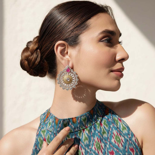 Rani-farbene, oxidierte Ohrringe mit zweifarbigem Finish, ideal für elegante ethnische Feierlichkeiten