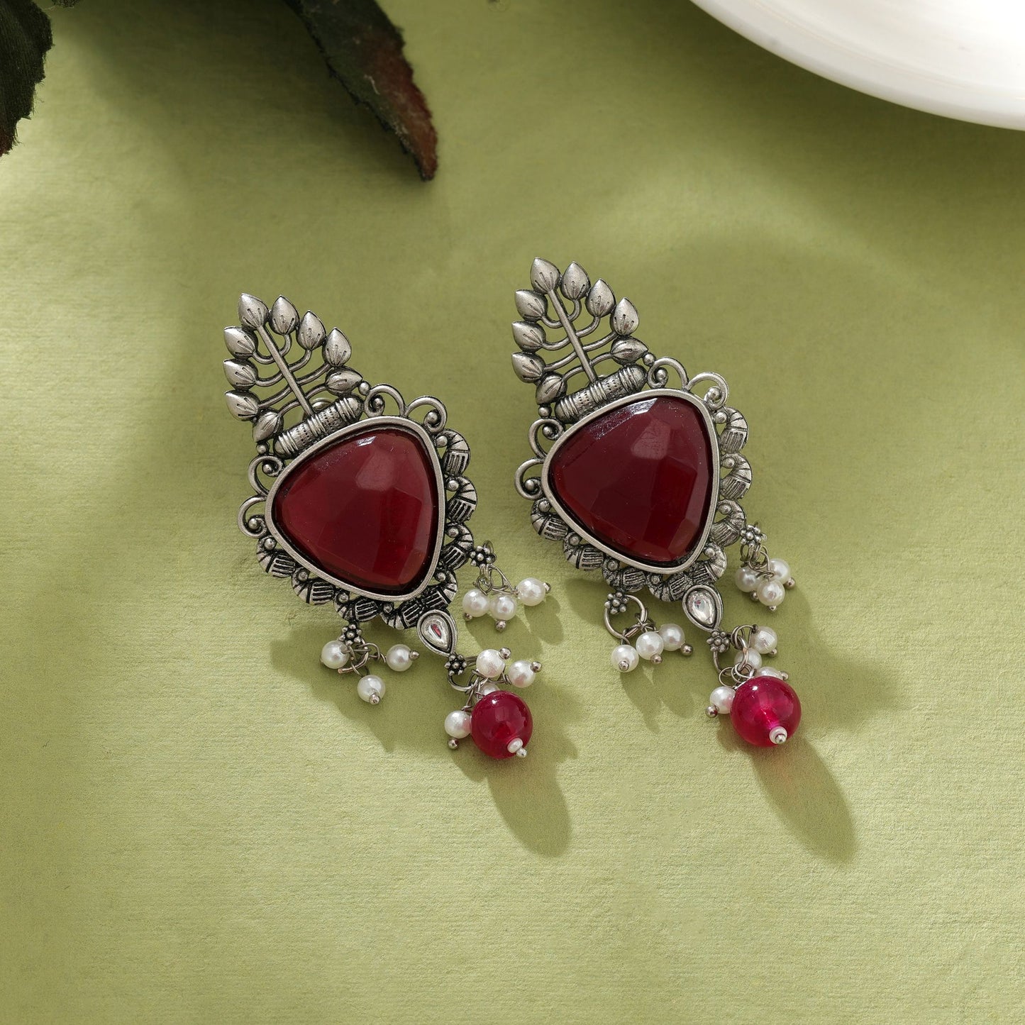 Ohrringe in Weinrot, oxidiert, Vintage, traditionell, ethnisch, Statement-Schmuckdesign