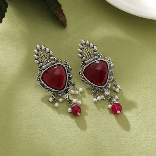 Ohrringe in Weinrot, oxidiert, Vintage, traditionell, ethnisch, Statement-Schmuckdesign