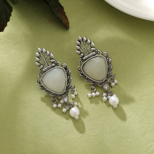 Weiße oxidierte Ohrringe Elegantes, minimalistisches traditionelles Schmuckdesign