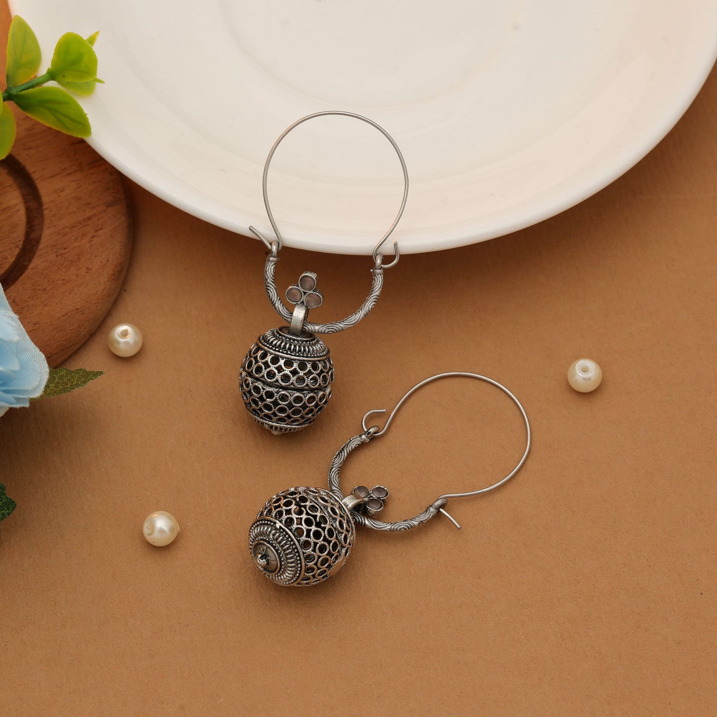 Altweiße oxidierte Ohrringe, elegant, minimalistisch, traditioneller Schmuck