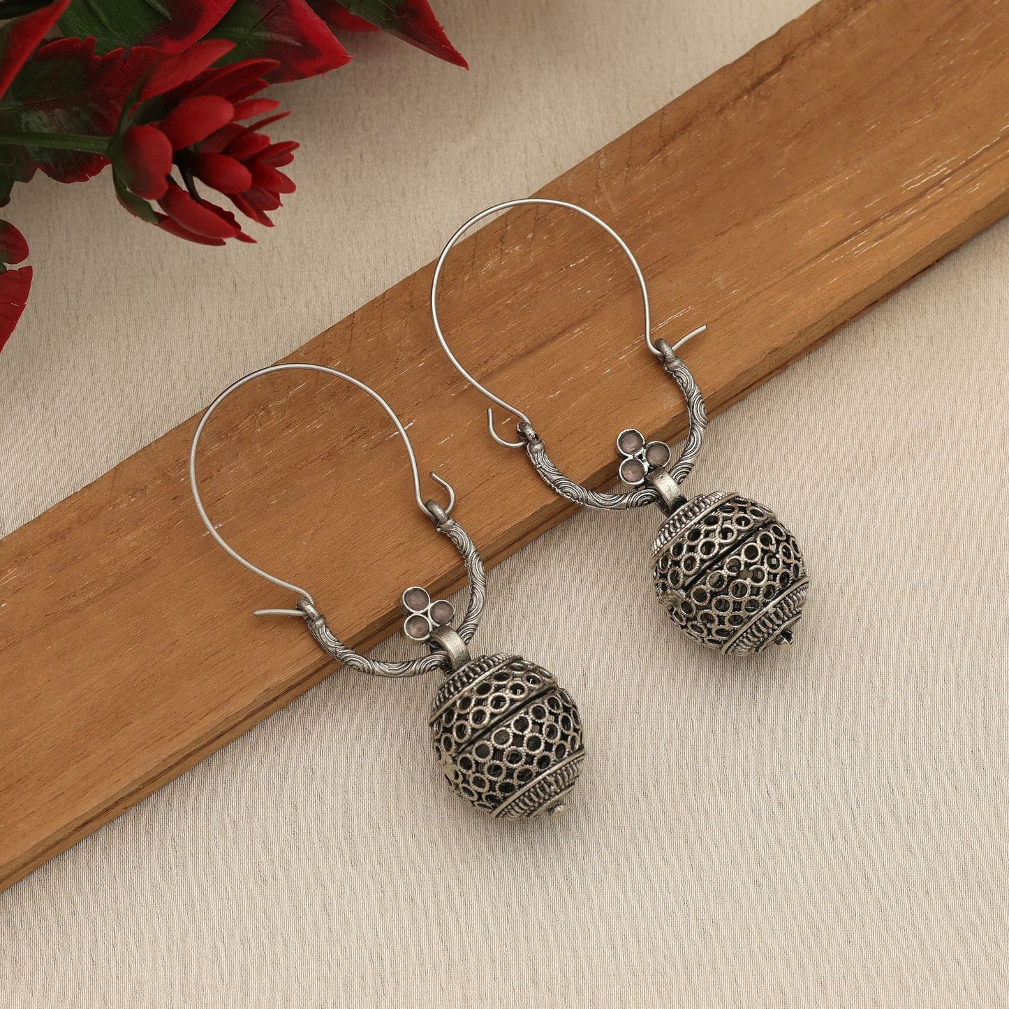 Altweiße oxidierte Ohrringe, elegant, minimalistisch, traditioneller Schmuck