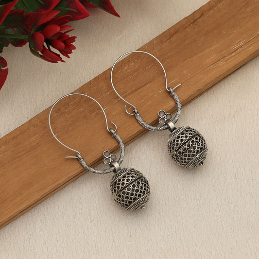 Altweiße oxidierte Ohrringe, elegant, minimalistisch, traditioneller Schmuck