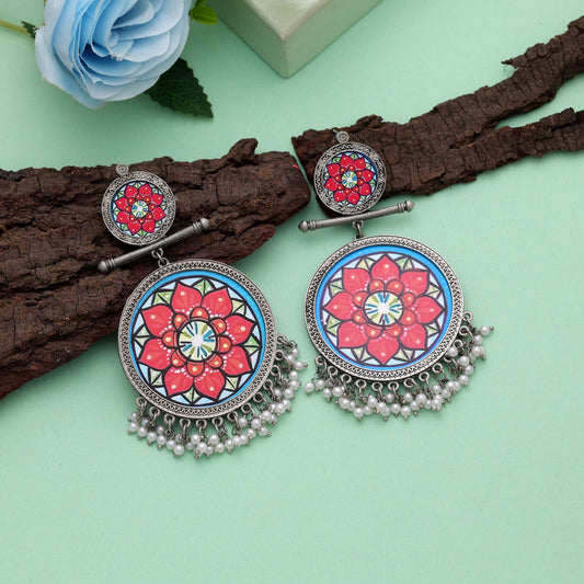 Designer Multicolor Meena-Arbeit oxidierte Ohrringe mit eleganten ethnischen Stammesmustern