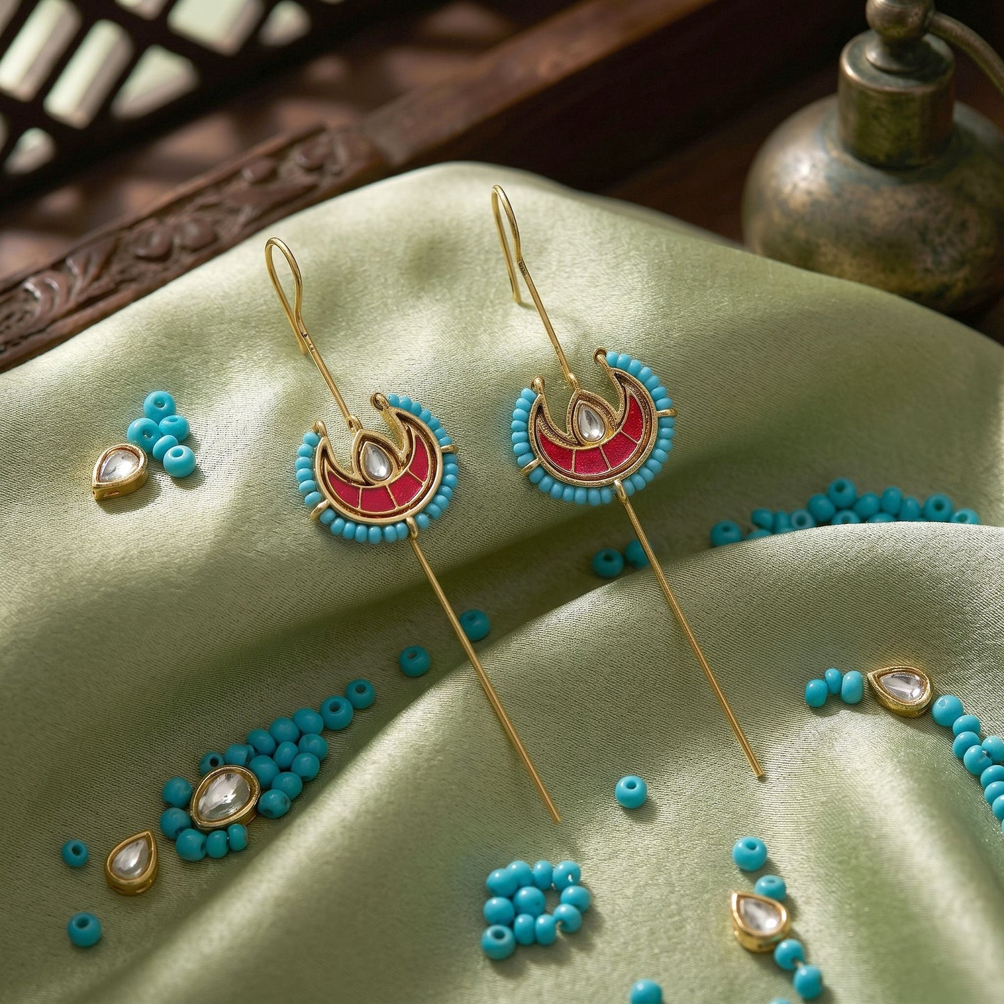 Eleganter Rani-farbener Meena-Arbeit Oxidierter Ohrmanschette mit traditionellen Details