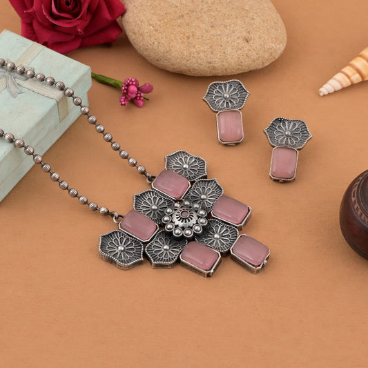 Rosafarbenes oxidiertes Halskettenset mit Lotus-inspiriertem Anhängerdesign