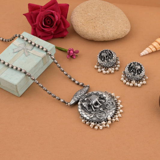 Silberfarbenes oxidiertes Halskettenset mit Tribal-Muster im Dhokra-Stil