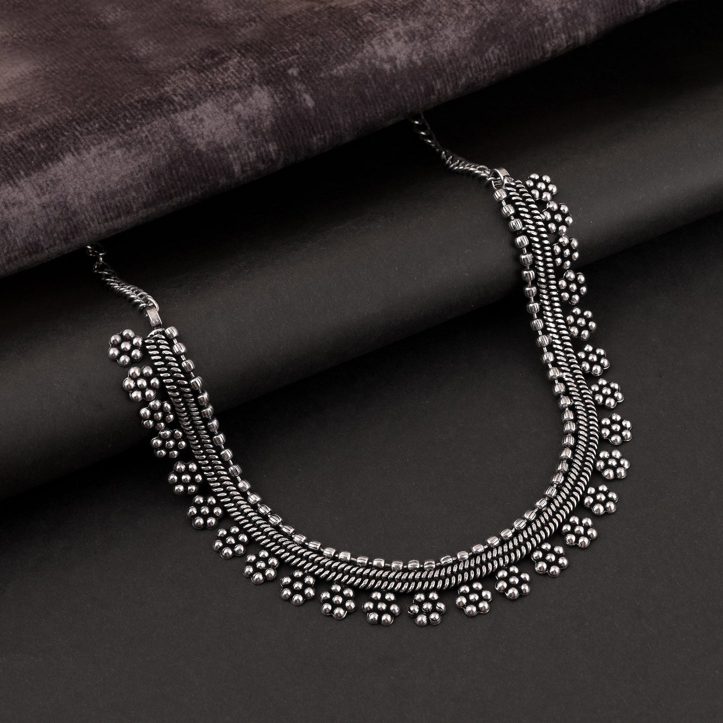 Silberfarbene oxidierte Halskette mit eingraviertem Elefanten- und Blumenmotiv