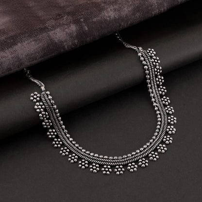 Silberfarbene oxidierte Halskette mit eingraviertem Elefanten- und Blumenmotiv