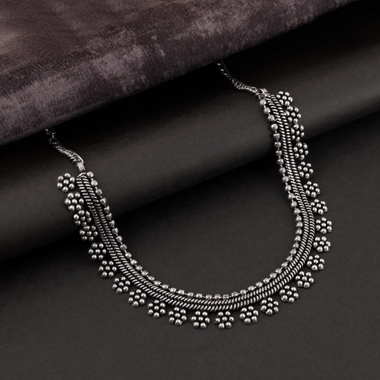 Silberfarbene oxidierte Halskette mit eingraviertem Elefanten- und Blumenmotiv