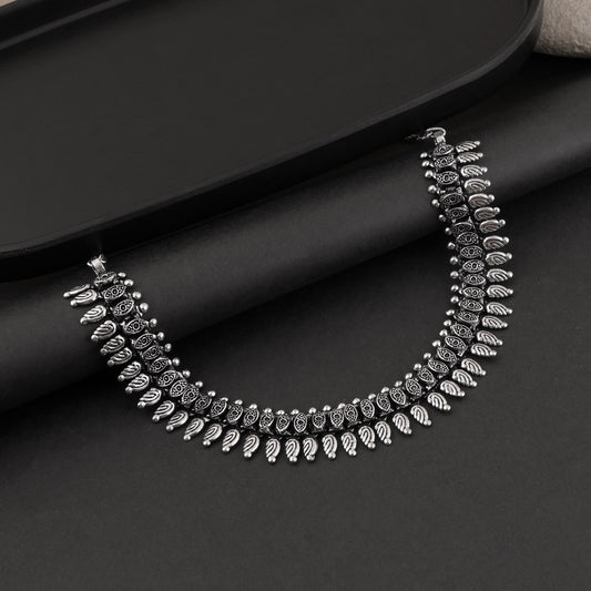 Silberfarbene oxidierte Halskette im breiten Choker-Stil für ethnische Kleidung