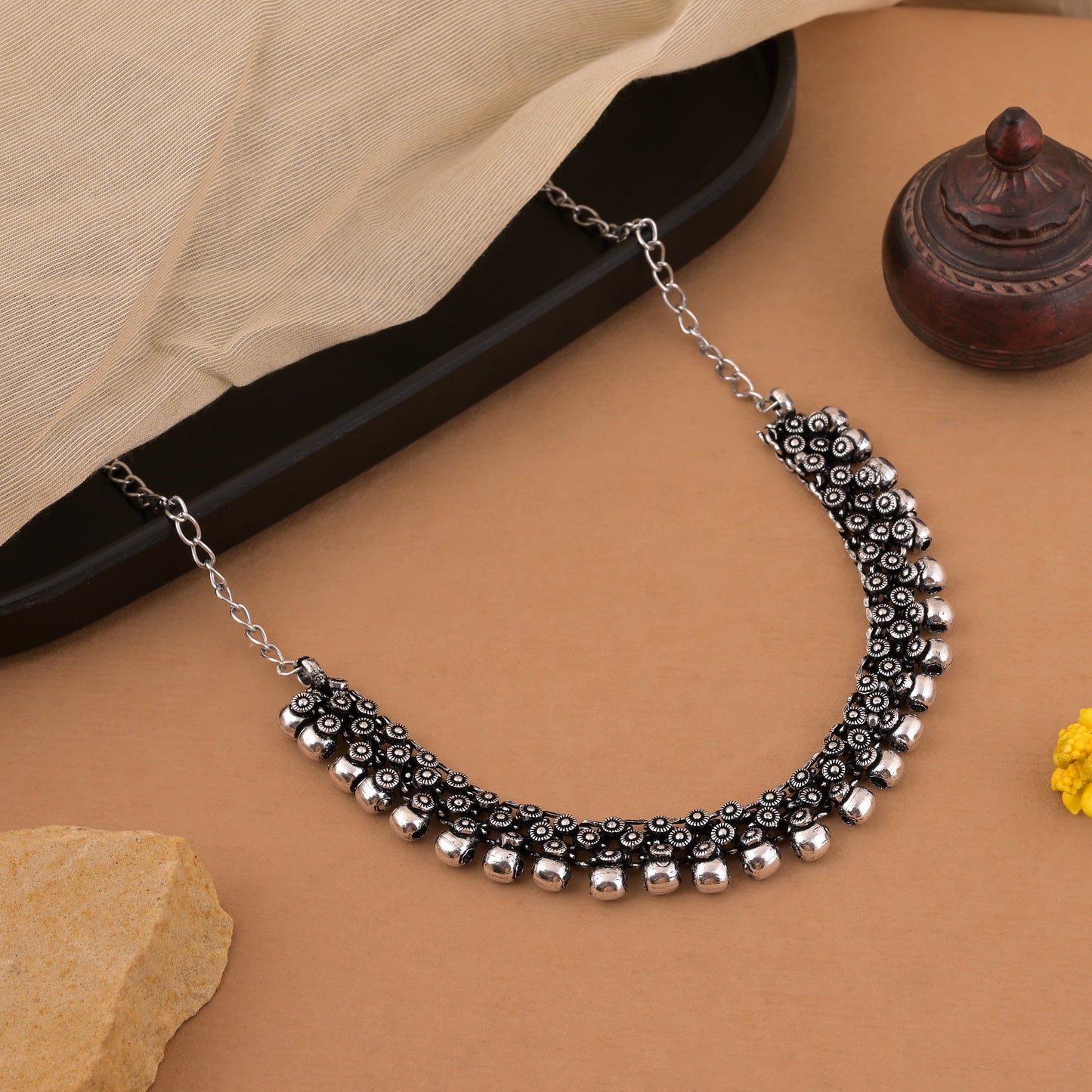 Silberfarbene oxidierte Halskette mit Perlen und mehrlagigem Kettendesign