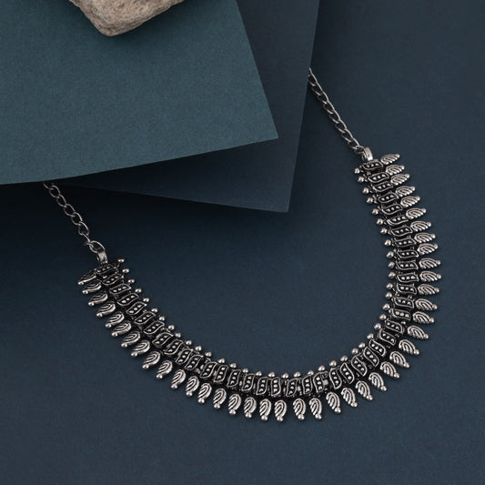 Silberfarbene oxidierte Halskette mit traditionellem Design für lässiges Styling