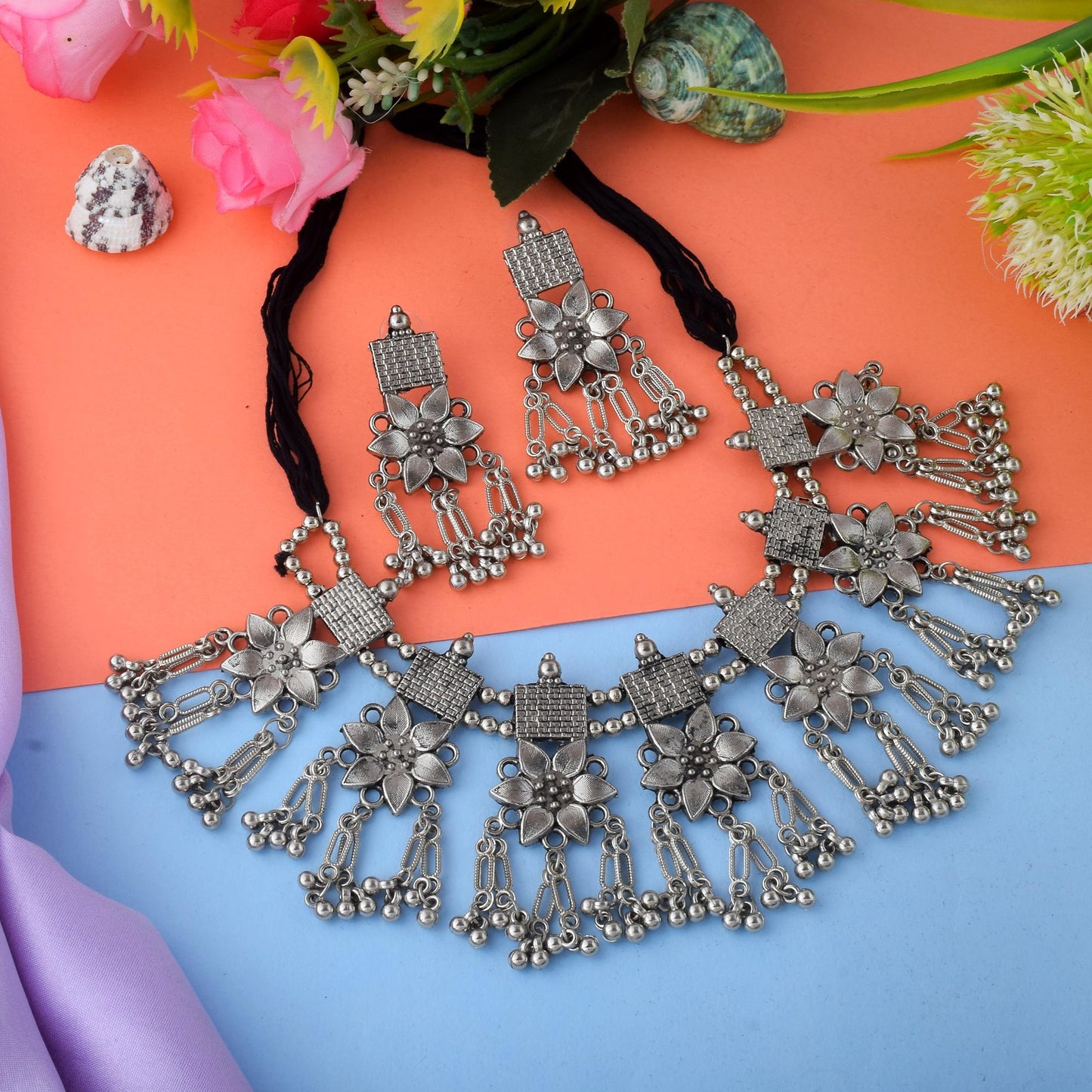 Elegantes, silberfarbenes, oxidiertes Halskettenset mit traditionellen Boho-Details