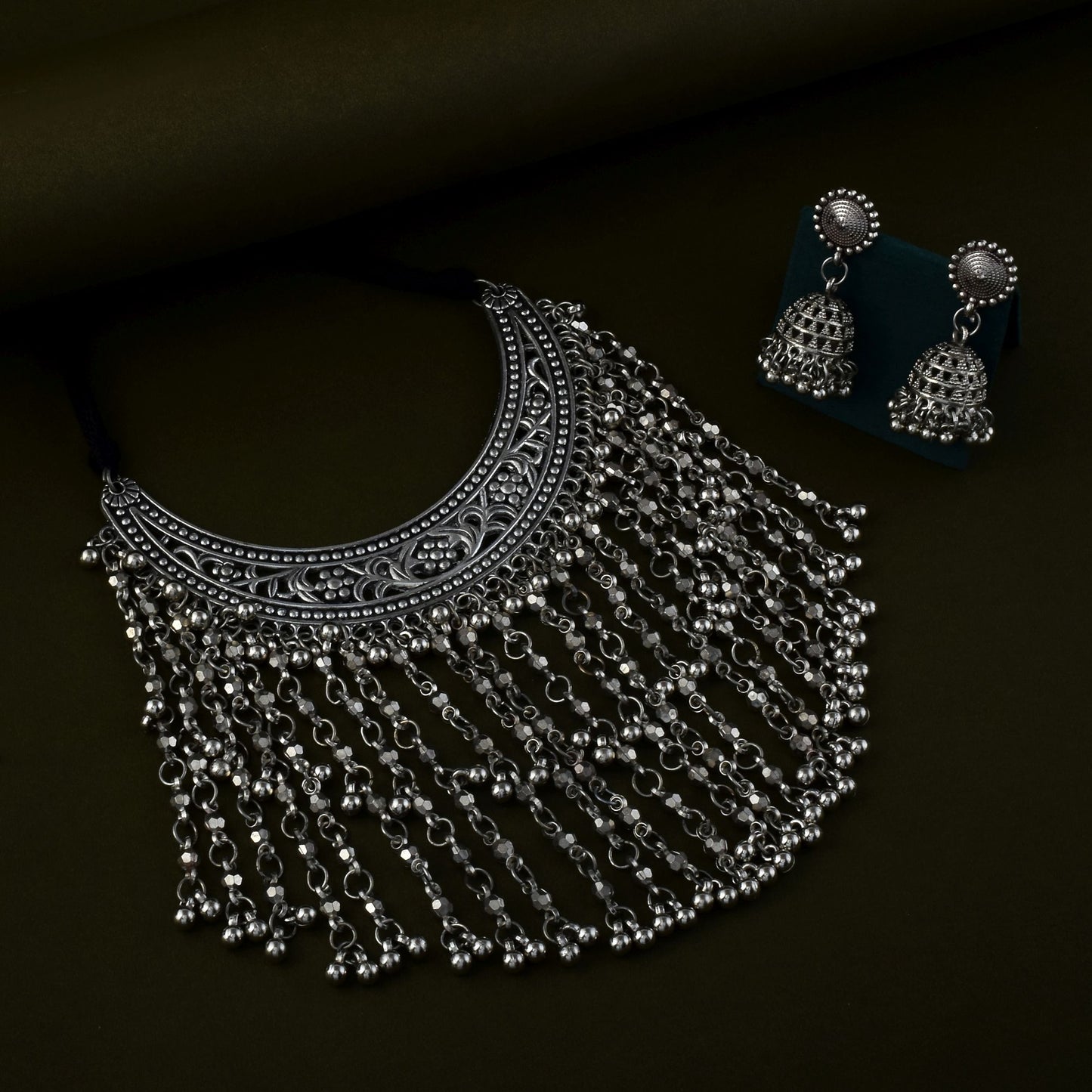 Traditionelles silberfarbenes oxidiertes Halskettenset für ethnische Kleidungskollektionen