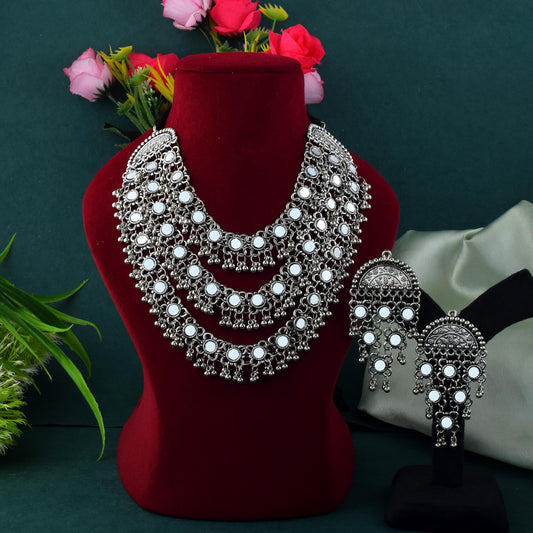 Silberfarbenes oxidiertes Halskettenset mit antikem Finish und komplizierten Designs