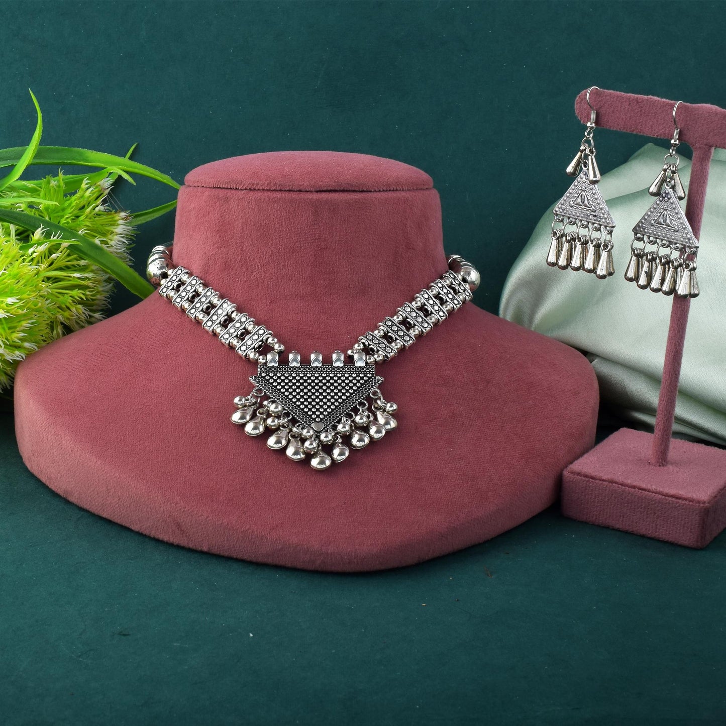 Handgefertigtes silberfarbenes oxidiertes Halskettenset für zeitgenössische ethnische Mode