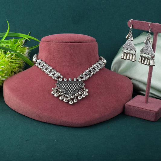 Handgefertigtes silberfarbenes oxidiertes Halskettenset für zeitgenössische ethnische Mode