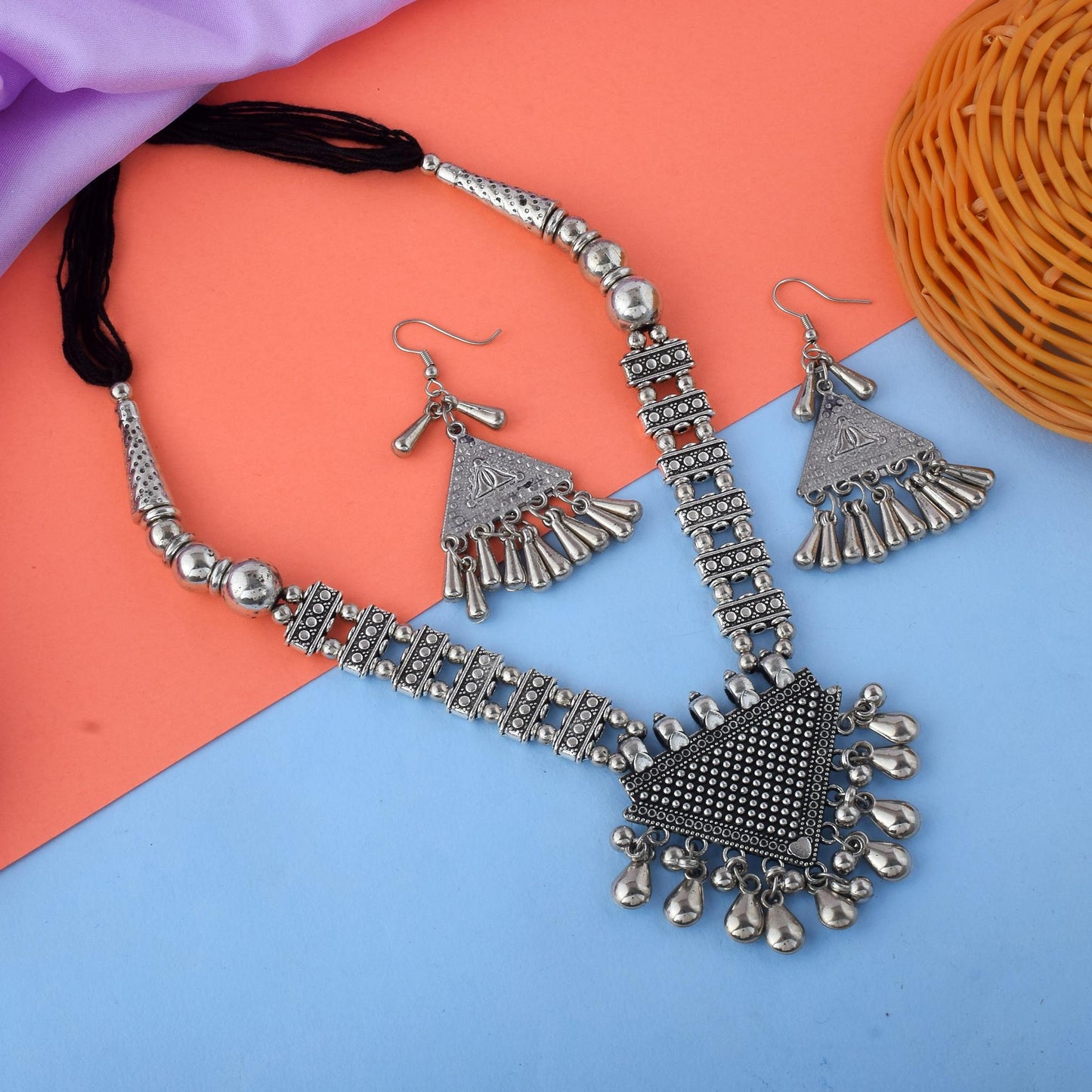 Handgefertigtes silberfarbenes oxidiertes Halskettenset für zeitgenössische ethnische Mode