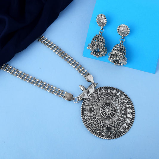 Silberfarbenes, oxidiertes Halskettenset für traditionell inspirierte Schmuck-Looks