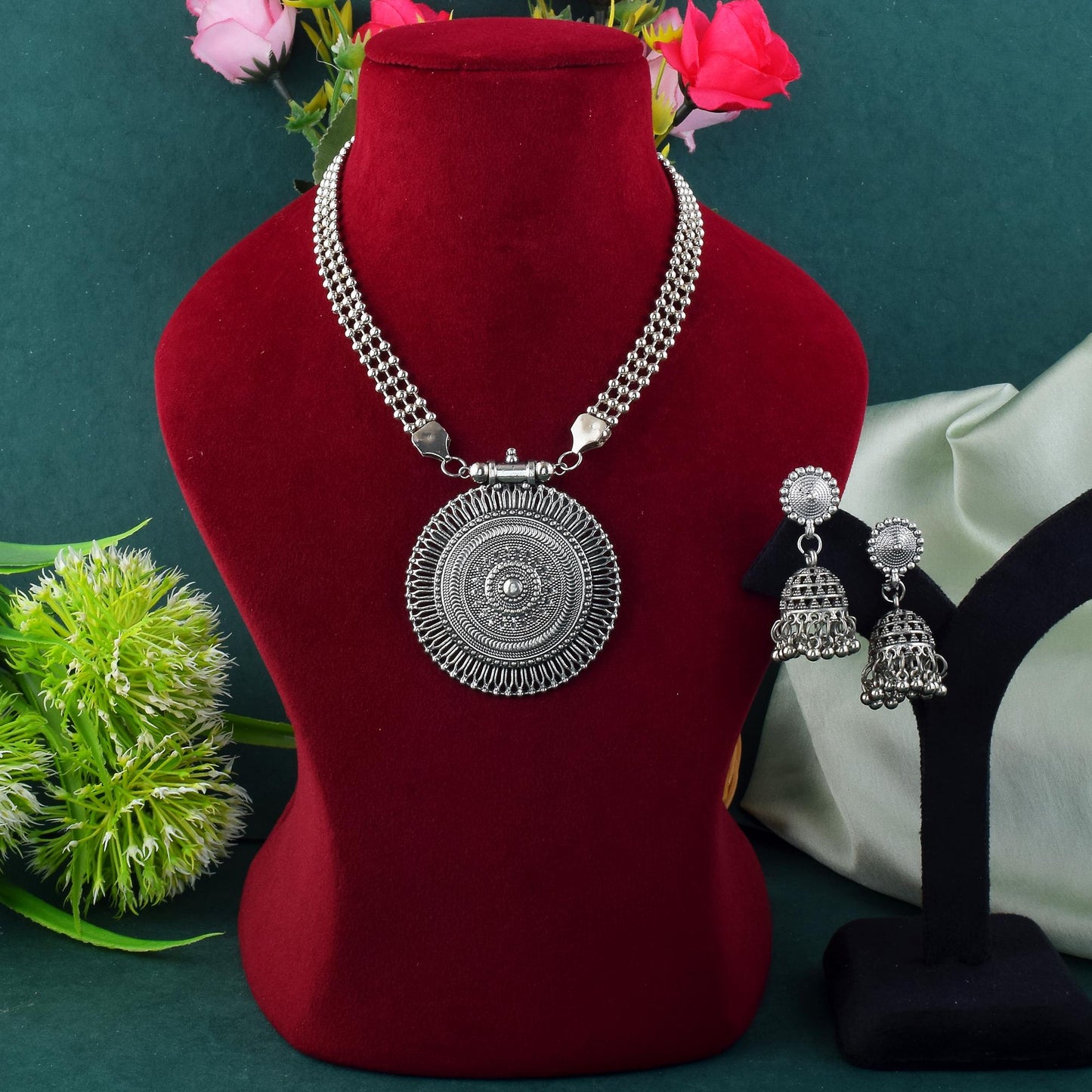Silberfarbenes oxidiertes Halskettenset mit Vintage-Anhängern und eleganter Arbeit