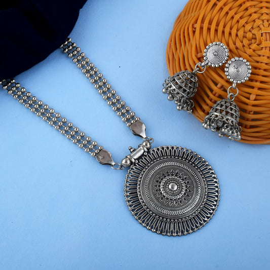 Silberfarbenes oxidiertes Halskettenset mit Vintage-Anhängern und eleganter Arbeit