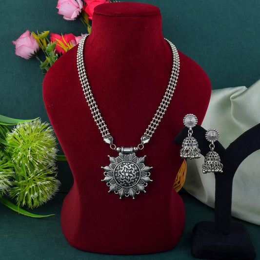 Rustikales, silberfarbenes, oxidiertes Halsketten-Set zur Ergänzung der Bohème-Garderobe