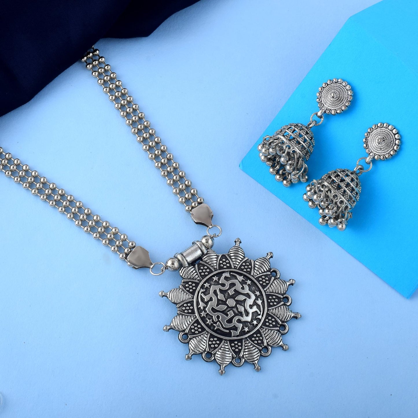 Rustikales, silberfarbenes, oxidiertes Halsketten-Set zur Ergänzung der Bohème-Garderobe