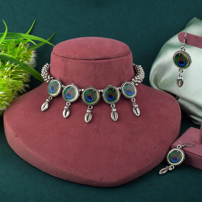 Einzigartiges mehrfarbiges oxidiertes Hasli-Halskettenset mit Pfauenfedern für auffällige Looks