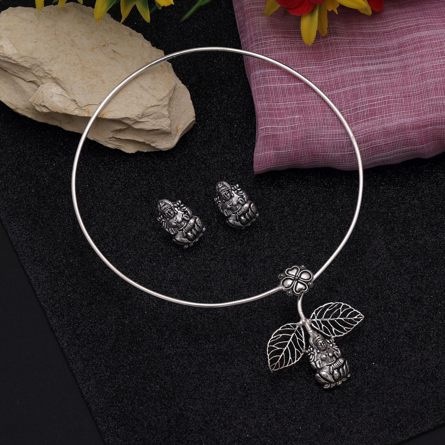 Silberfarbenes oxidiertes Halskettenset mit Lord Laxmi Hasli, perfekt für religiöse und ethnische Anlässe