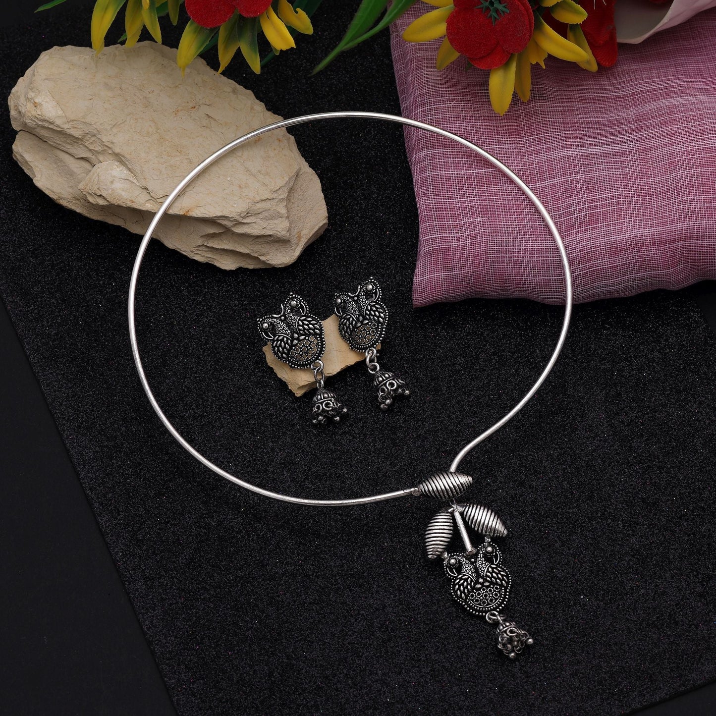 Stilvolles silberfarbenes Hasli-Halskettenset mit oxidiertem Design für ethnische Party-Outfits für Damen