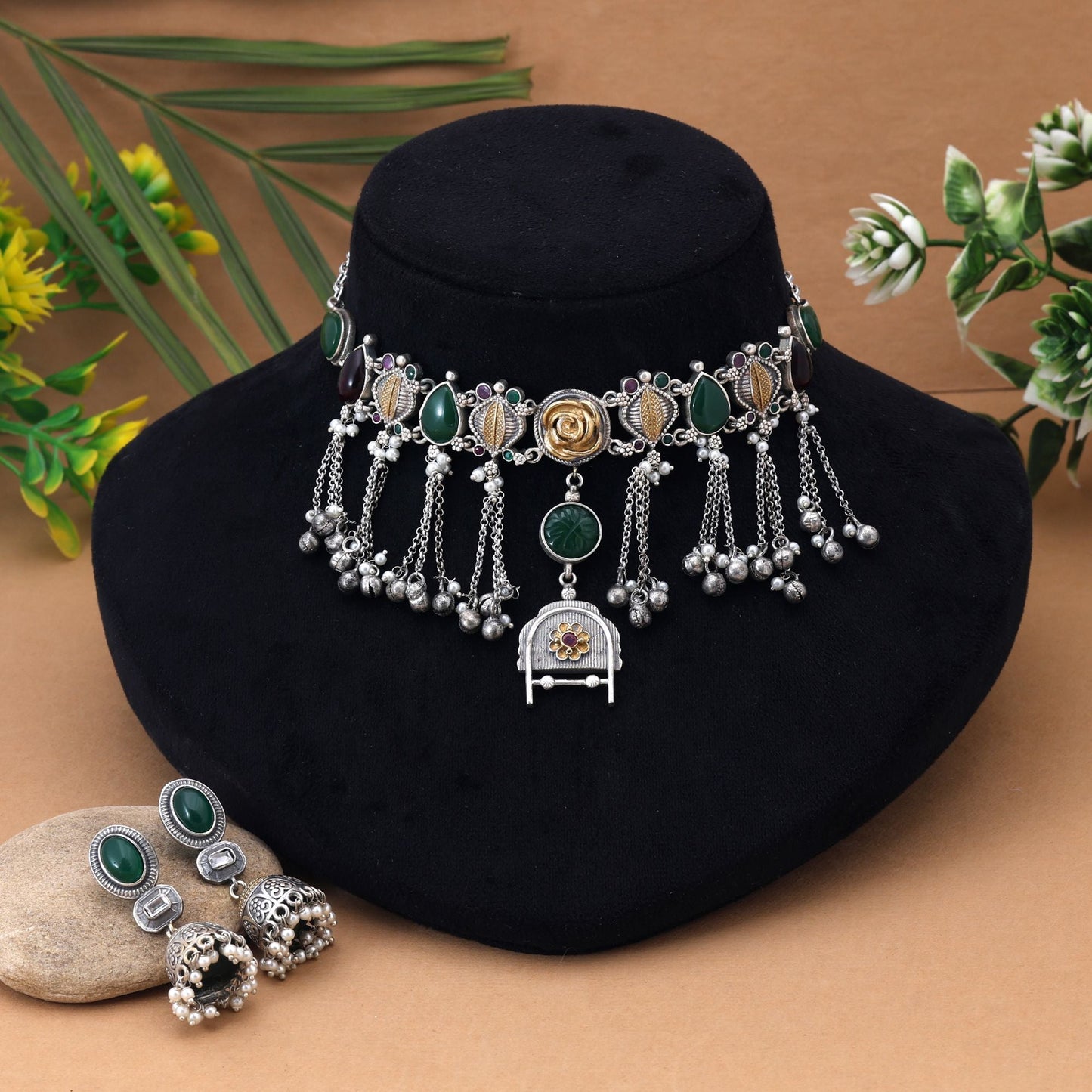 Bordeaux & Grün Farbiges Choker Dual Tone Oxidiertes Halsketten-Set Entworfen Für Einen Edlen Traditionellen Festlichen Look