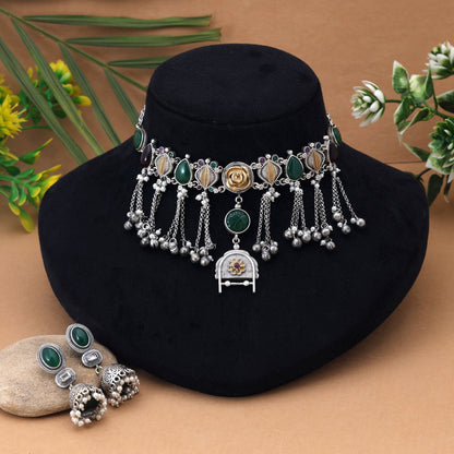Bordeaux & Grün Farbiges Choker Dual Tone Oxidiertes Halsketten-Set Entworfen Für Einen Edlen Traditionellen Festlichen Look