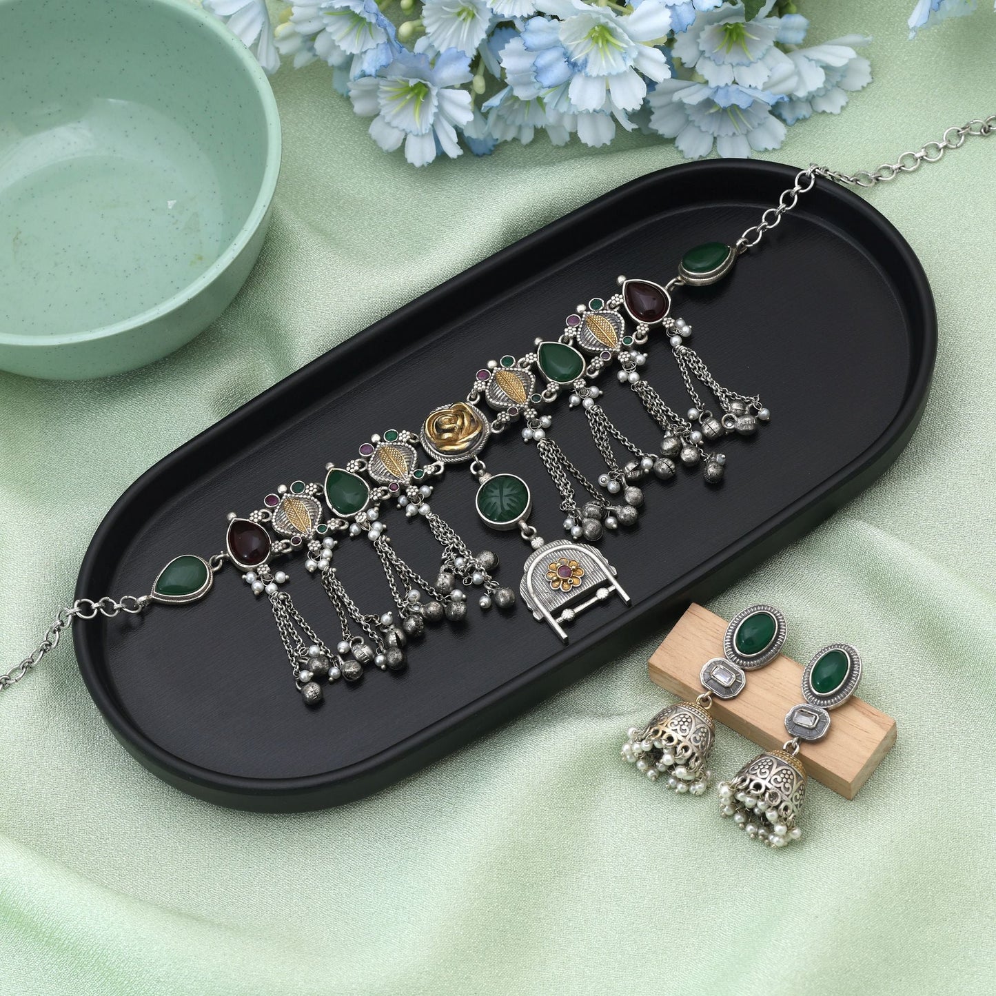 Bordeaux & Grün Farbiges Choker Dual Tone Oxidiertes Halsketten-Set Entworfen Für Einen Edlen Traditionellen Festlichen Look