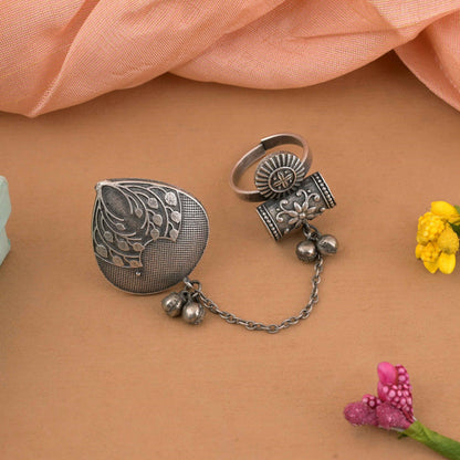 Handgefertigte silberfarbene oxidierte Ringe im Boho- und Antik-Stil
