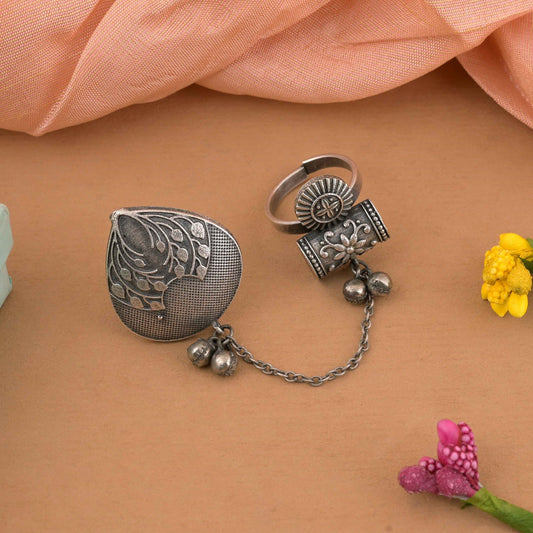 Handgefertigte silberfarbene oxidierte Ringe im Boho- und Antik-Stil
