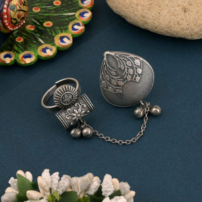 Handgefertigte silberfarbene oxidierte Ringe im Boho- und Antik-Stil