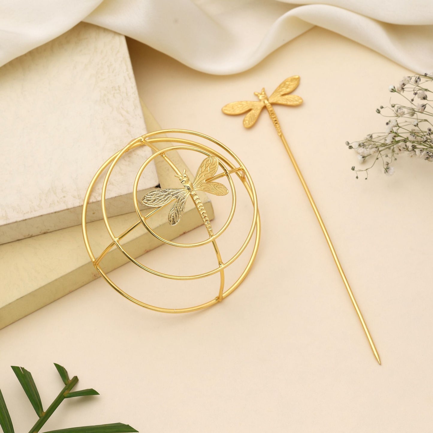 Goldfarbene Haarnadel mit aufwendigen Details, perfekt für Hochzeiten und kulturelle Feste
