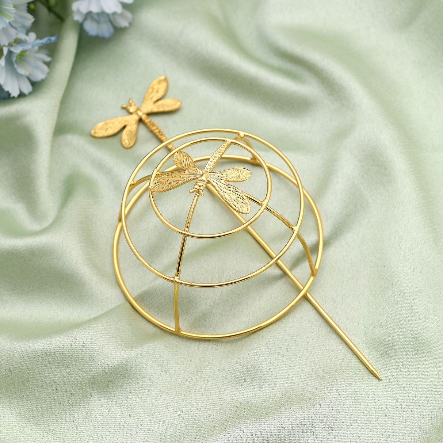 Goldfarbene Haarnadel mit aufwendigen Details, perfekt für Hochzeiten und kulturelle Feste