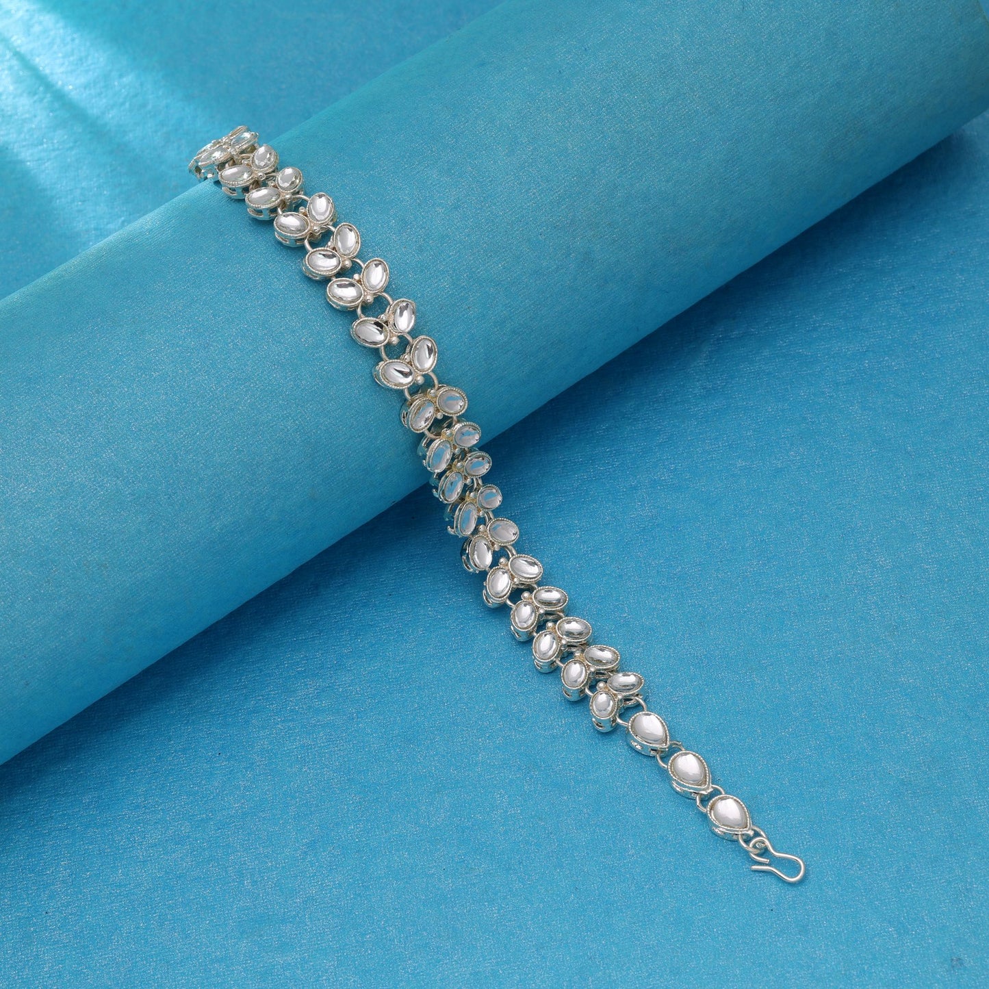 White Color Kundan Mathapatti Crafted with Beautiful Detailing and Stylish Traditional Fashion Appeal