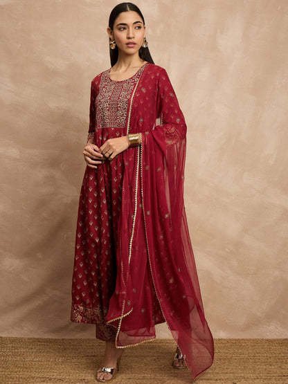 Kastanienbraune Anarkali-Kurta mit ethnischen Motiven, bestickt, mit Hose und Dupatta