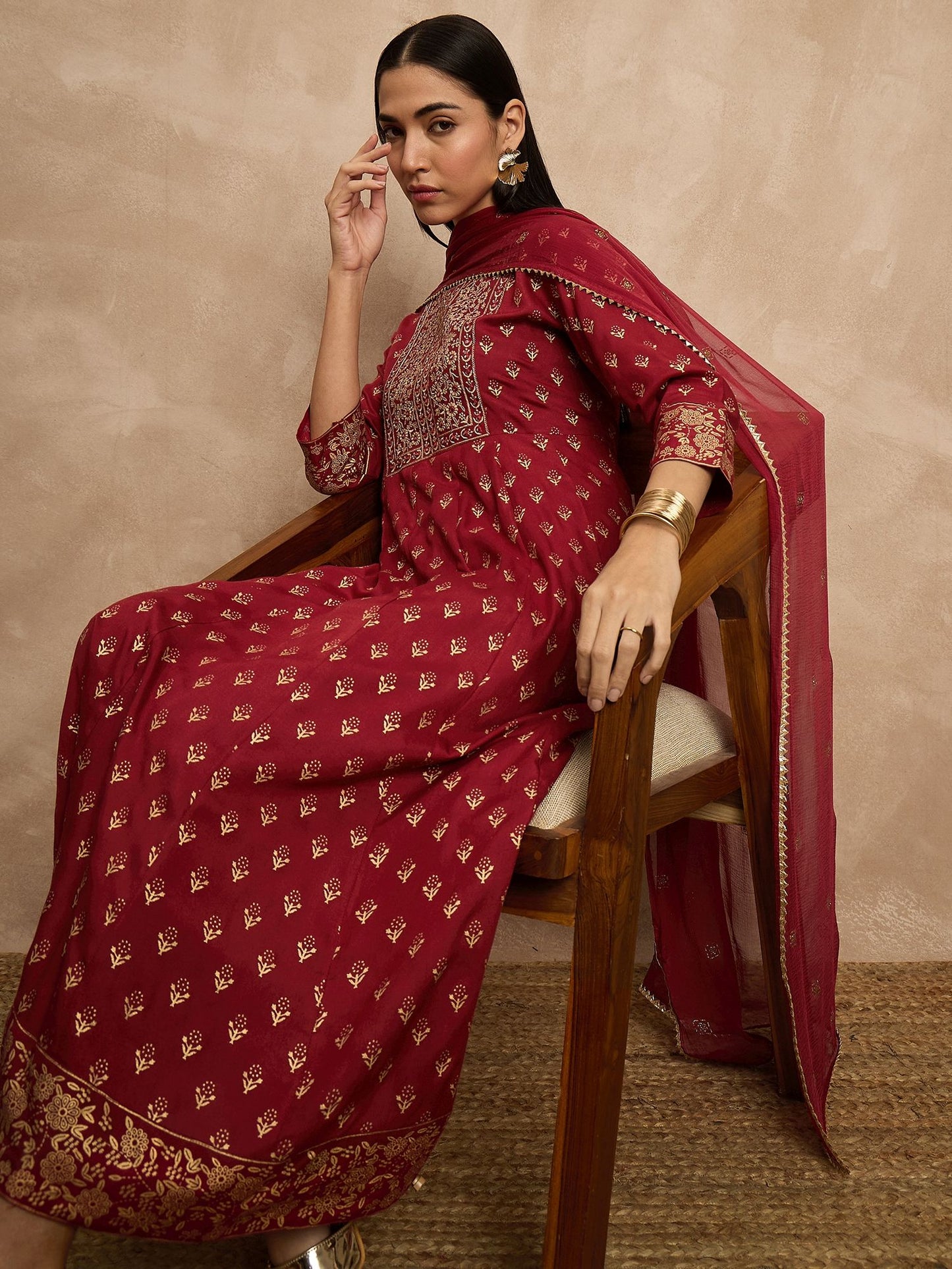 Kastanienbraune Anarkali-Kurta mit ethnischen Motiven, bestickt, mit Hose und Dupatta