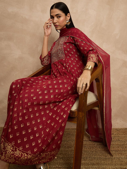 Kastanienbraune Anarkali-Kurta mit ethnischen Motiven, bestickt, mit Hose und Dupatta