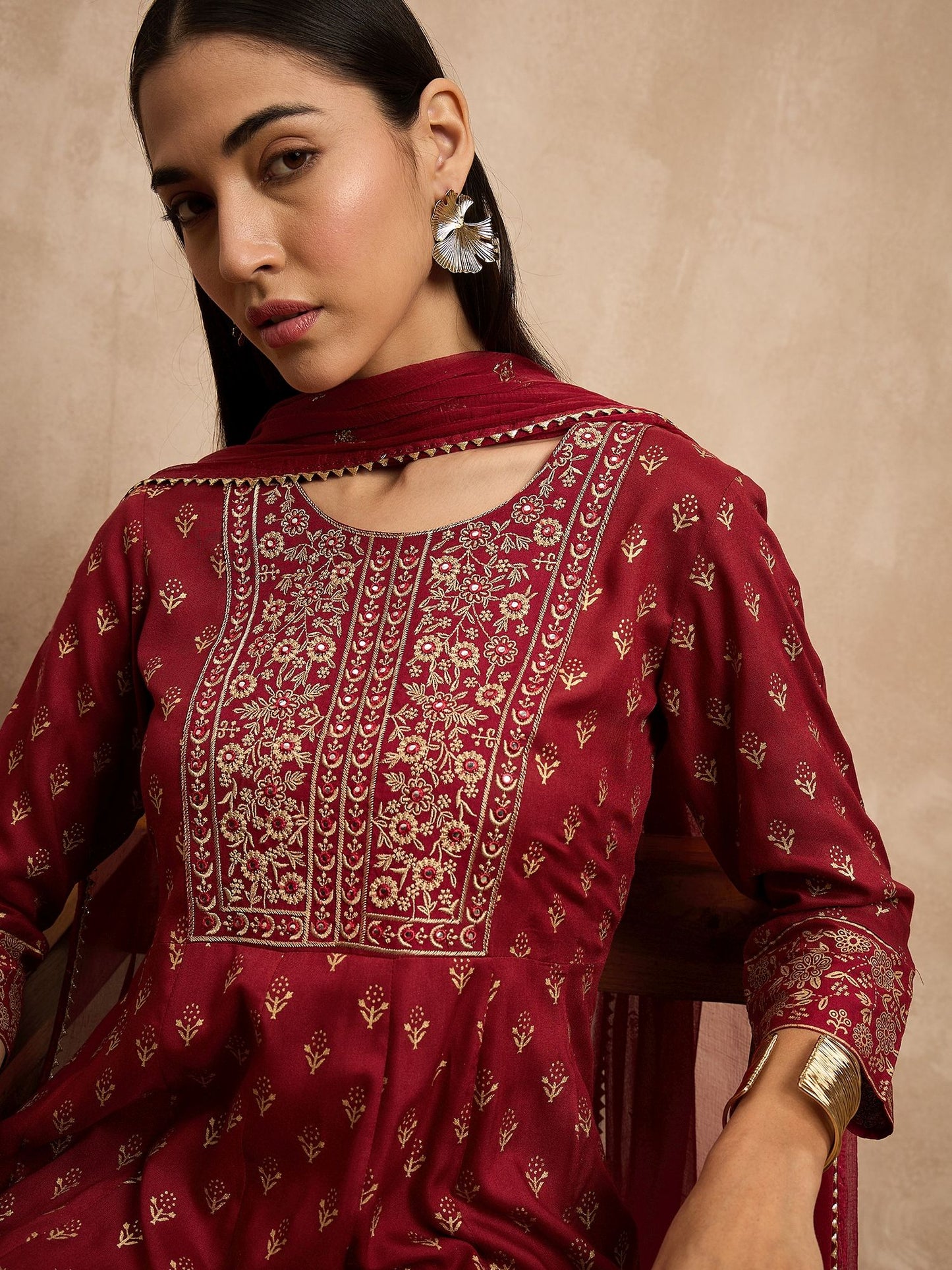 Kastanienbraune Anarkali-Kurta mit ethnischen Motiven, bestickt, mit Hose und Dupatta
