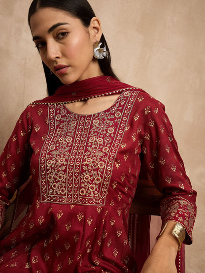 Kastanienbraune Anarkali-Kurta mit ethnischen Motiven, bestickt, mit Hose und Dupatta