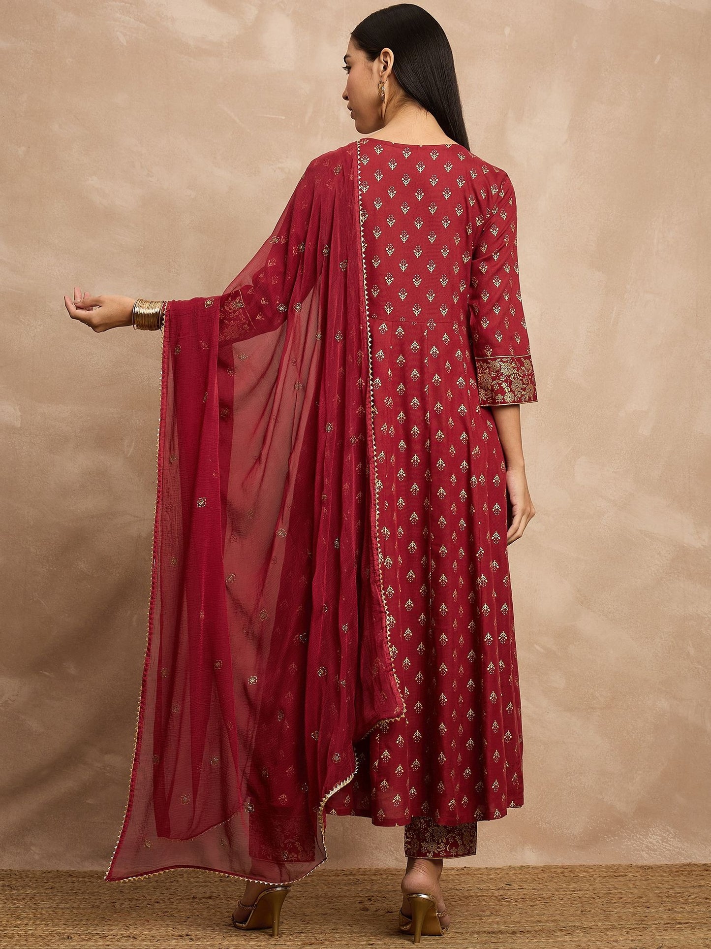 Kastanienbraune Anarkali-Kurta mit ethnischen Motiven, bestickt, mit Hose und Dupatta