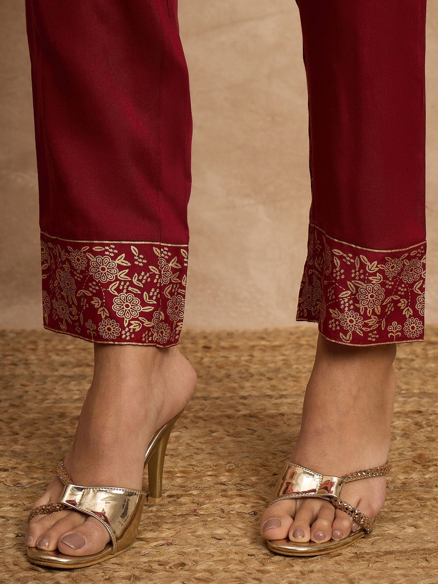 Kastanienbraune Anarkali-Kurta mit ethnischen Motiven, bestickt, mit Hose und Dupatta